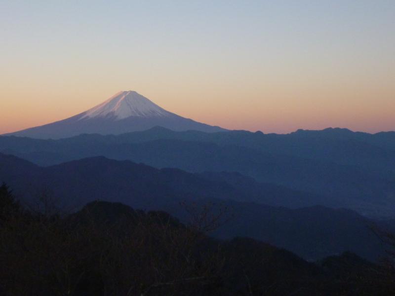 朝焼けに照らし出される富士の峰。　　かっこいいお山です♬