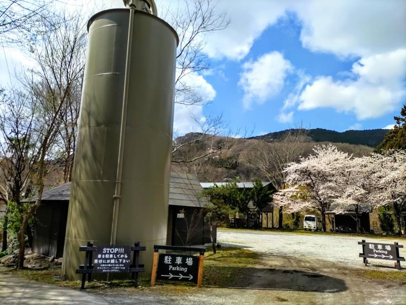 県道から入ると、巨大な給水塔？が鎮座