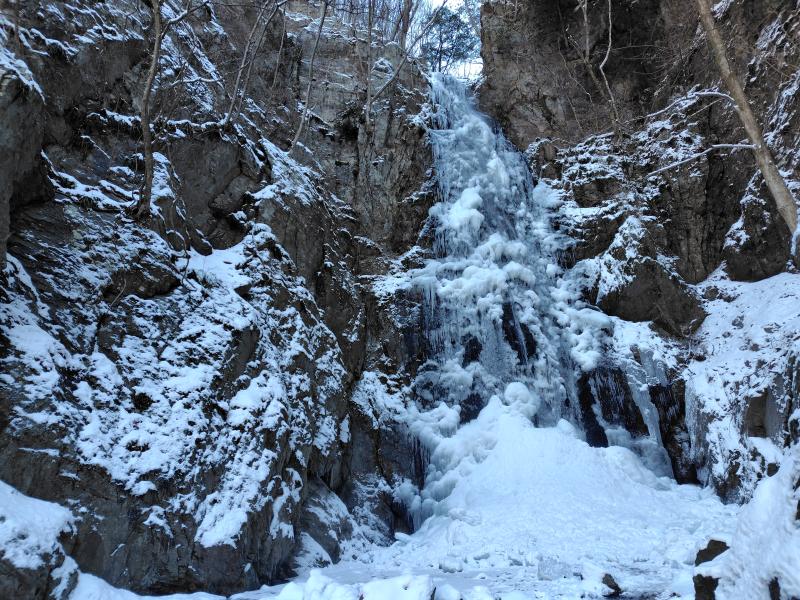 氷のすき間をサラサラと水が流れる音がしました