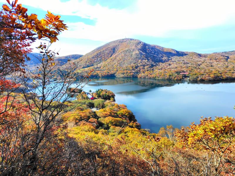 カルデラ湖を囲む外輪山が、箱庭みたい