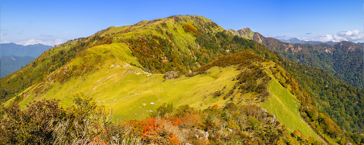 三ツ峠山荘 | 2/8 三ツ峠 屏風岩からの景色 岩場に陽が差し込む