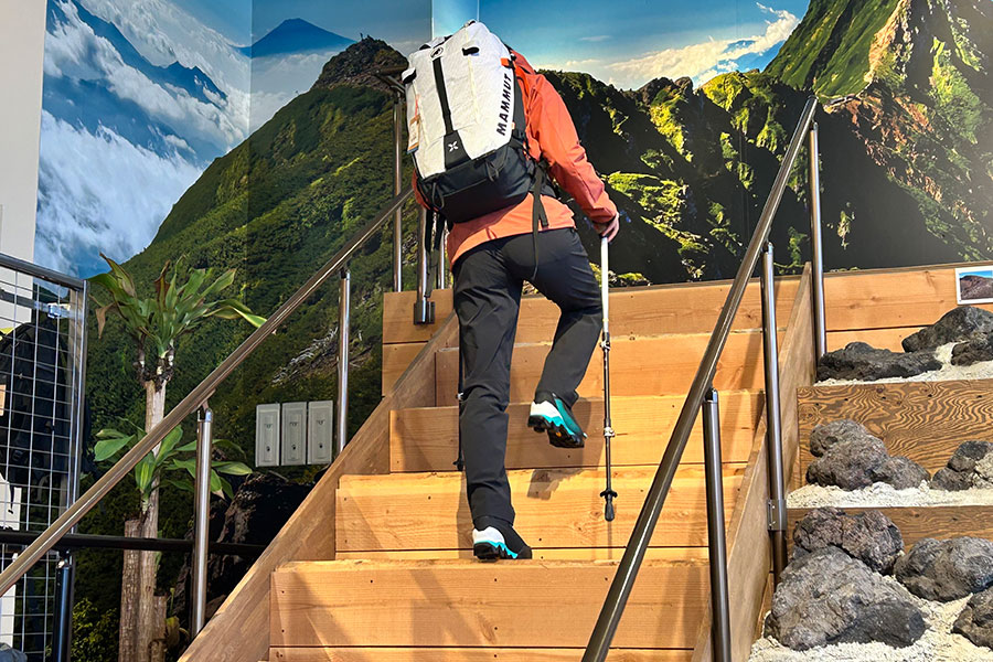 バックパックを背負って登山道を体験できる好日山荘テストトレイル