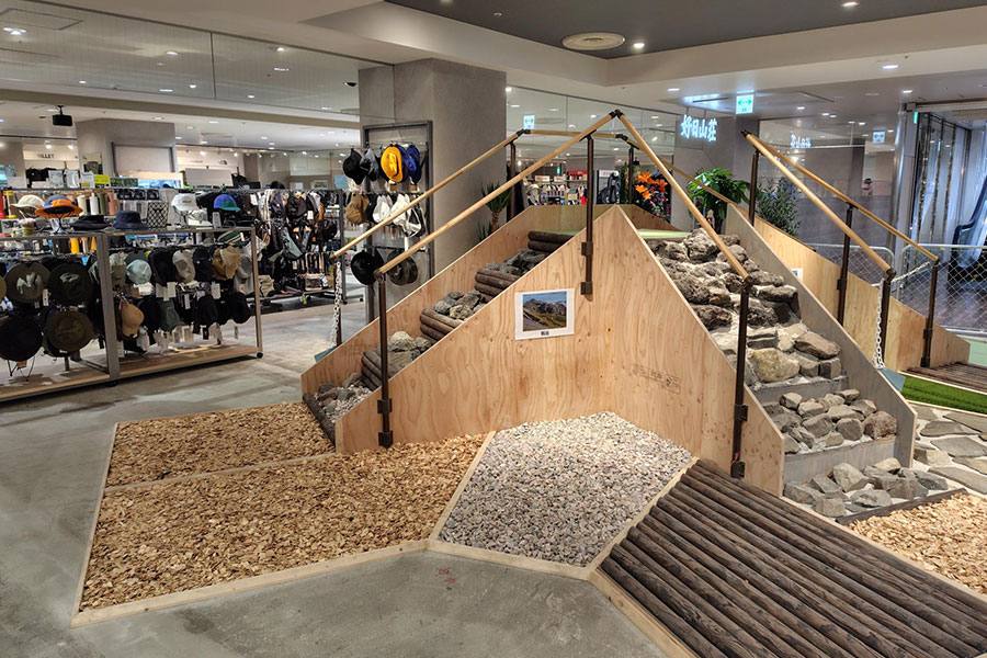 バックパックを背負って登山道を体験できる好日山荘テストトレイル