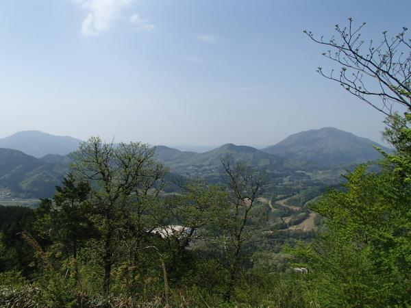 山頂からの風景はなかなかのものなのですが・・・。