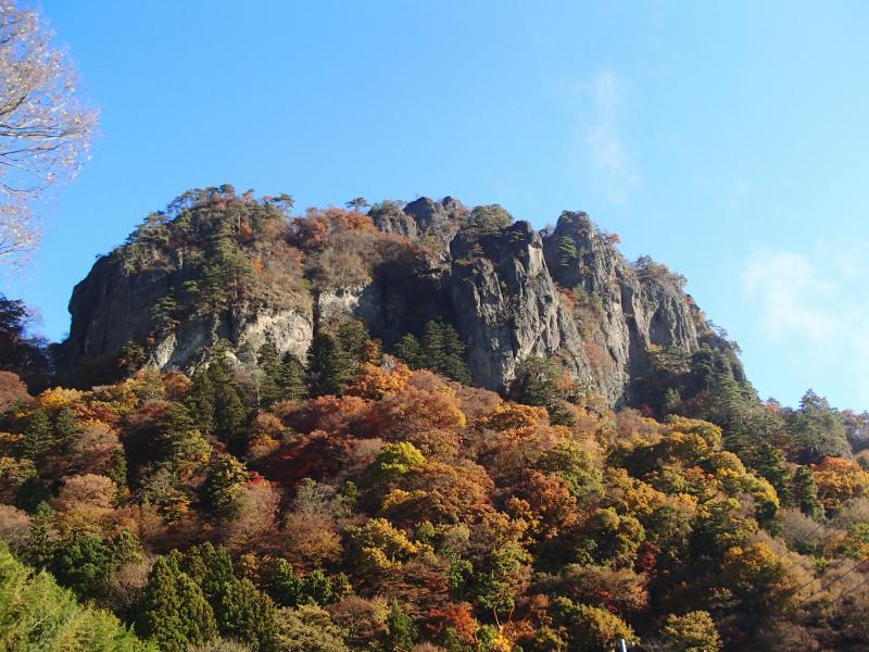 車道から見上げる岩櫃山。堂々たる山容に驚かせれます！
