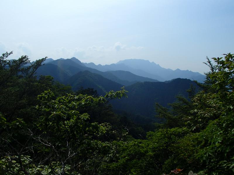 山頂から見た両神山。久しぶりに登りに行きたいところです。