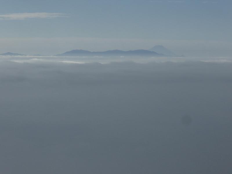 進んで行くと徐々に雲が動き始めた。黒斑山山頂に着いたらなんと富士山が見えるではありませんか～！