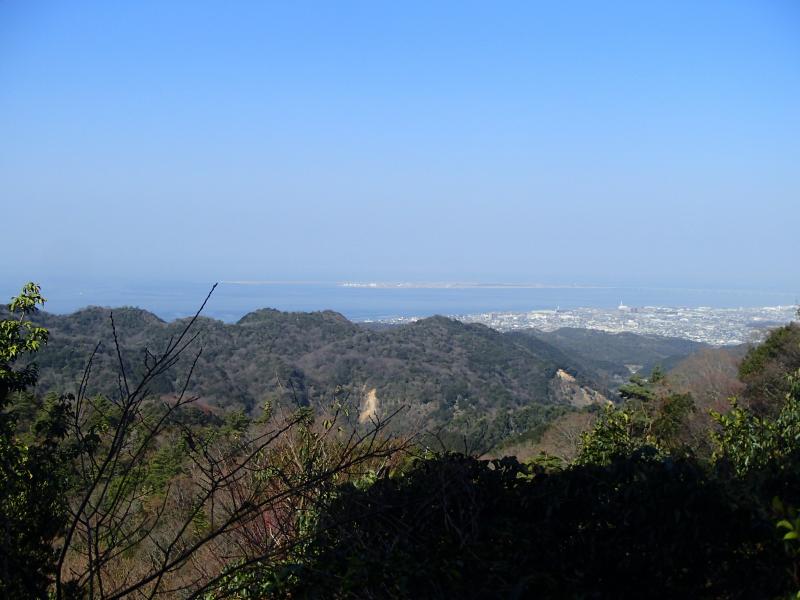 コース途中にある展望ポイントからの眺め。この山も大阪湾や関西空港の眺めが抜群です。