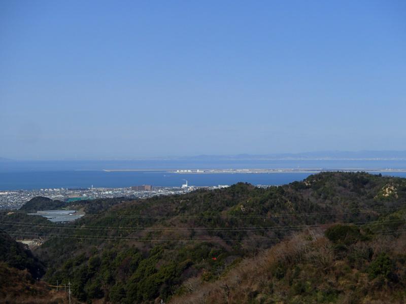 途中にある展望ポイントからは大阪湾、その向こうに明石海峡大橋や淡路島まで遠望できます。