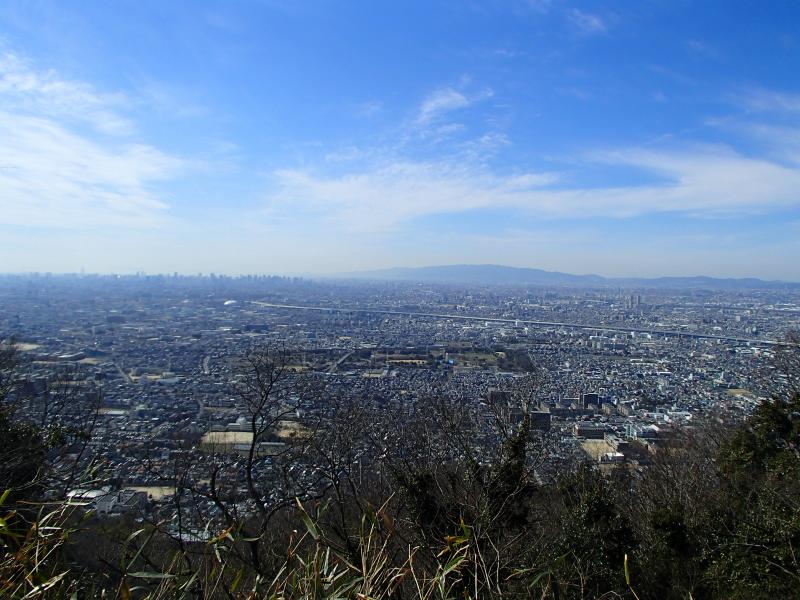 飯盛山城址からは大阪平野の展望が抜群です。あべのハルカスもバッチリ見えます。