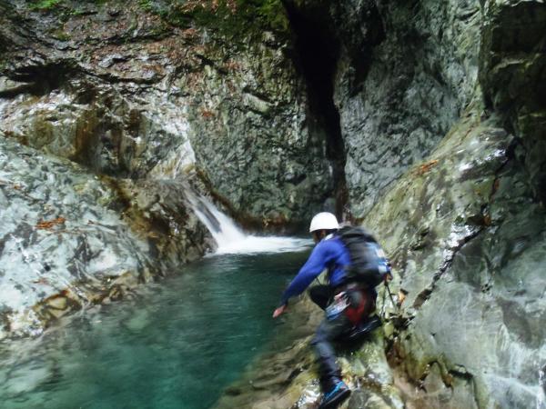 ここはヘツったり巻いたりできないので飛び込みます。深そう・・・(;_;)