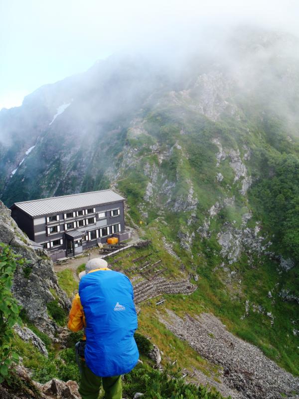 ２泊目の宿泊地が見えてきました。　明日、向かいの急登を登るのね・・・(^_^;)　