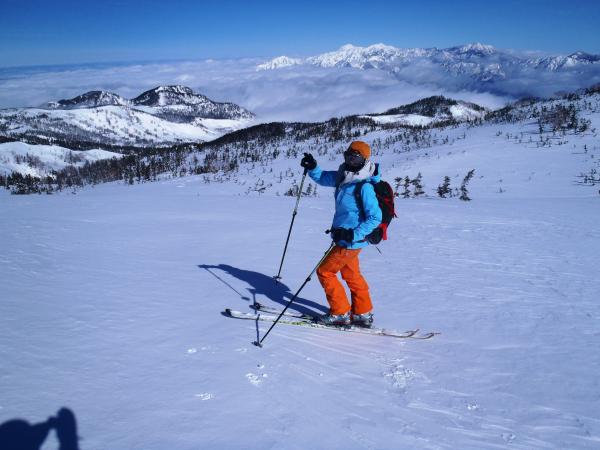 妙高方面をバックに１枚撮ってもらいました。雲はありますが、景色は最高です。