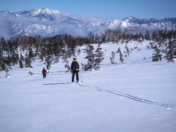 ゆるゆる斜面を進みます。景色は大パノラマです。