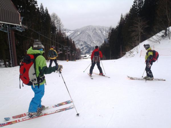 やっと白馬乗鞍スキー場に到着！　（途中で川にハマった小倉氏だけ雪まみれで痛々しい）