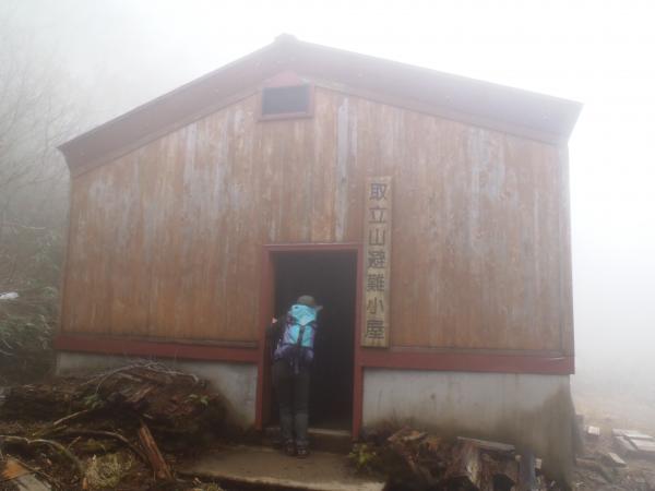 帰りに避難小屋に入ってみます