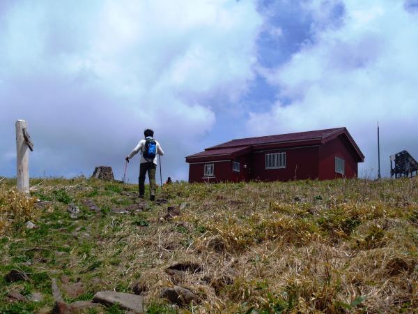 三ノ峰避難小屋が見えてきました。