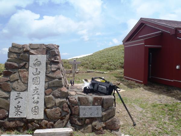 三ノ峰避難小屋に到着。虫多し。