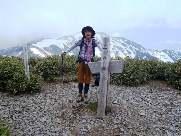 三ノ峰 2128m　（後ろに見えるは別山）