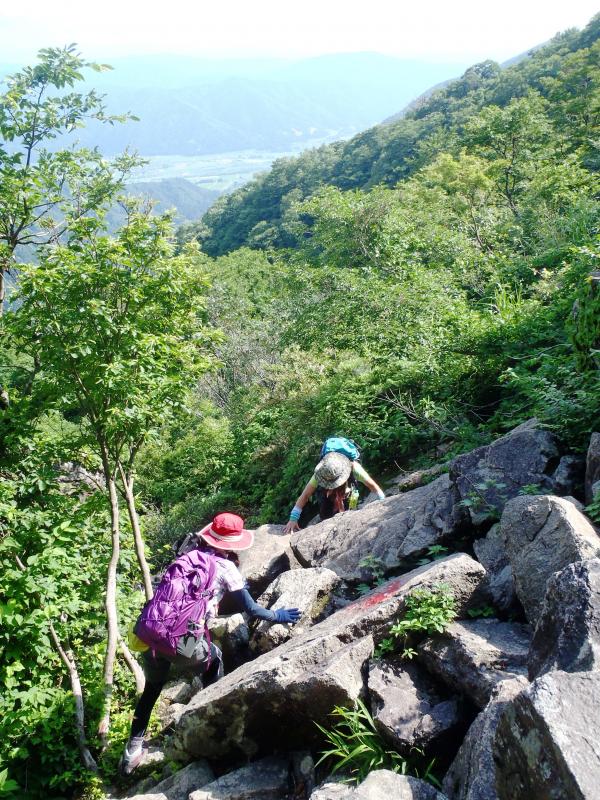 段差の激しい岩場が続きます