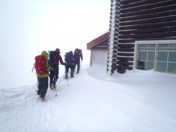 雪がちらつく中、下山開始