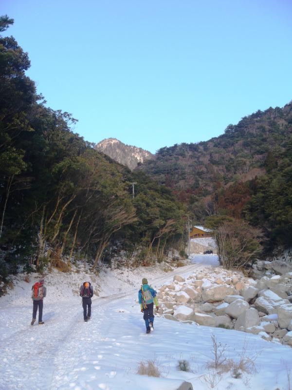 登山道は雪が凍っていてガリガリッと音がする。