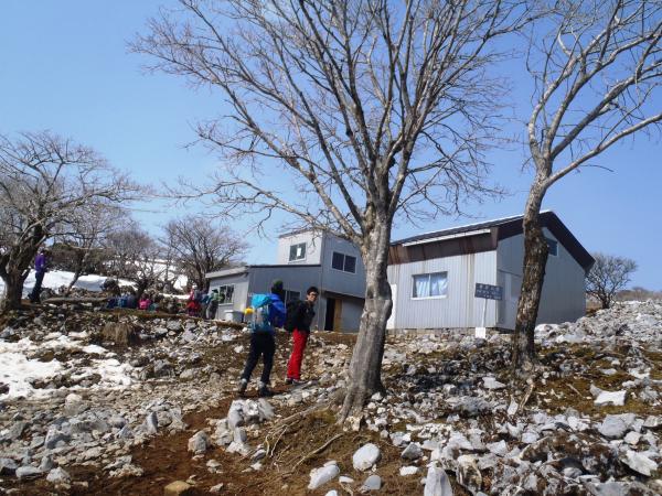 藤原山荘に到着。暖かいので外で昼食を食べました。