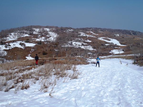 下山は雪道をダッシュ☆彡