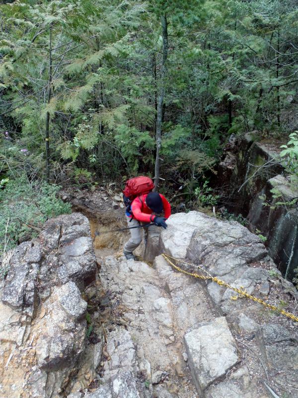 岩場の下りは慎重に。