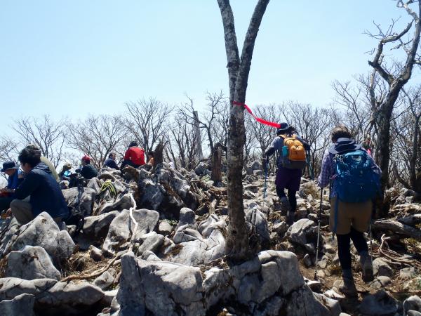 御池岳は満員なので通過～。