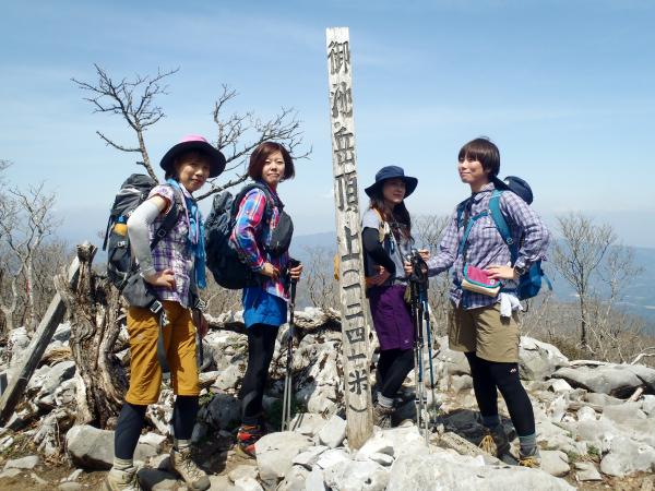 御池岳1247ｍで パリコレのモデル風ポーズ・・・