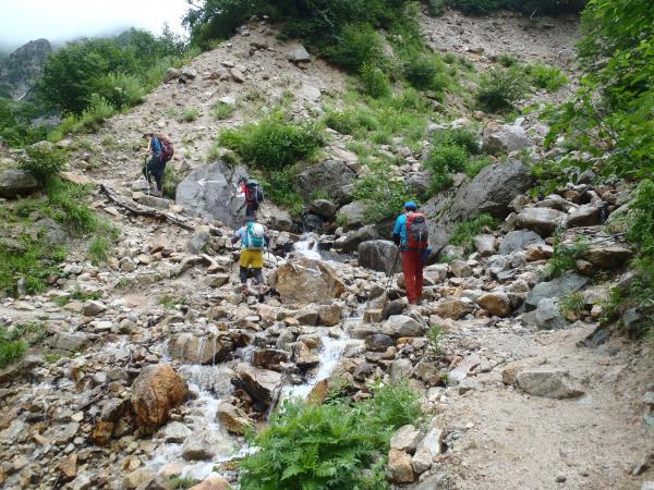 ぬかるみで付いた泥を落としながら渡ります。