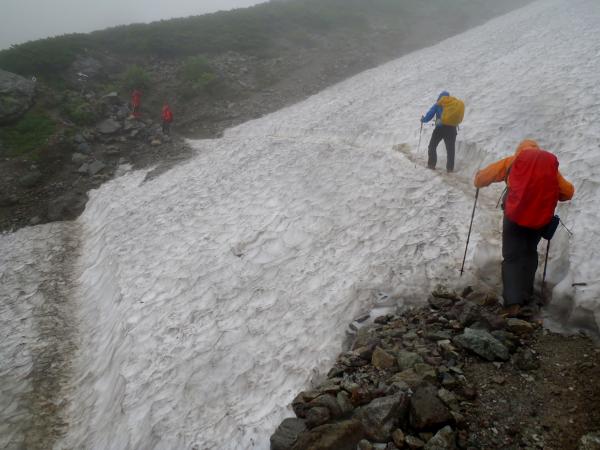 ３、４回雪渓を横断しました。