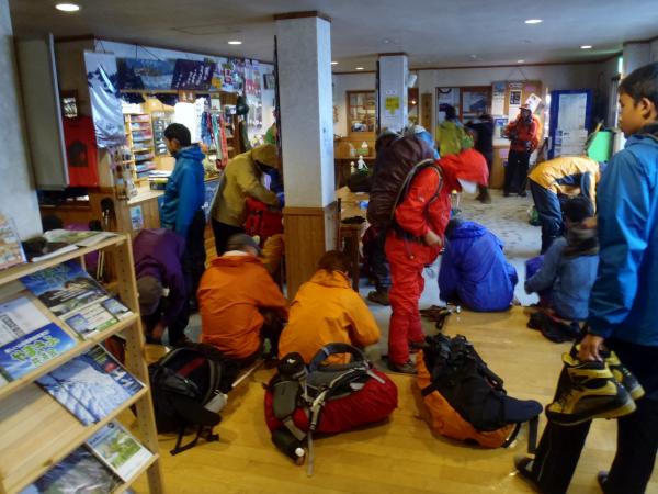 槍ヶ岳山荘は大賑わい。