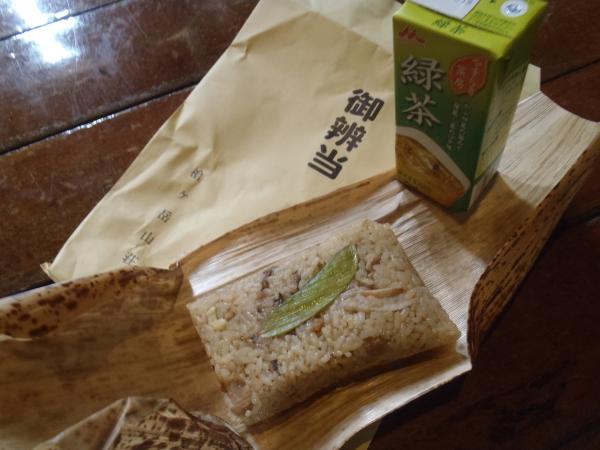 ちまき弁当を頼みました。箸が折れそうなぐらい頑丈でしたが、美味しかったです！