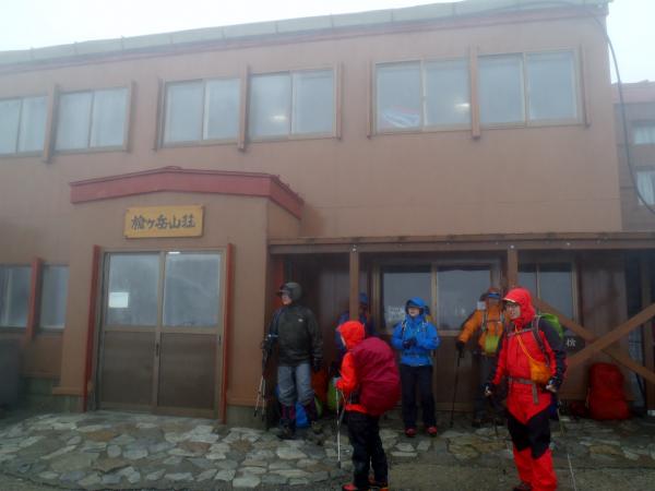 翌朝、雨の中を出発。寒いです・・・。