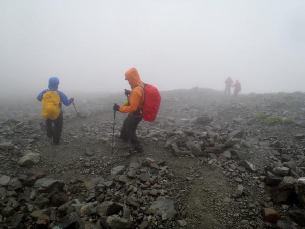雨で周囲が真っ白！　転ばぬように下山しました。