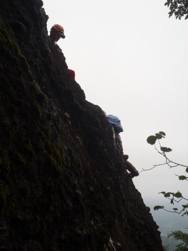 『ビビリ岩』の取り付き。高度感抜群！！