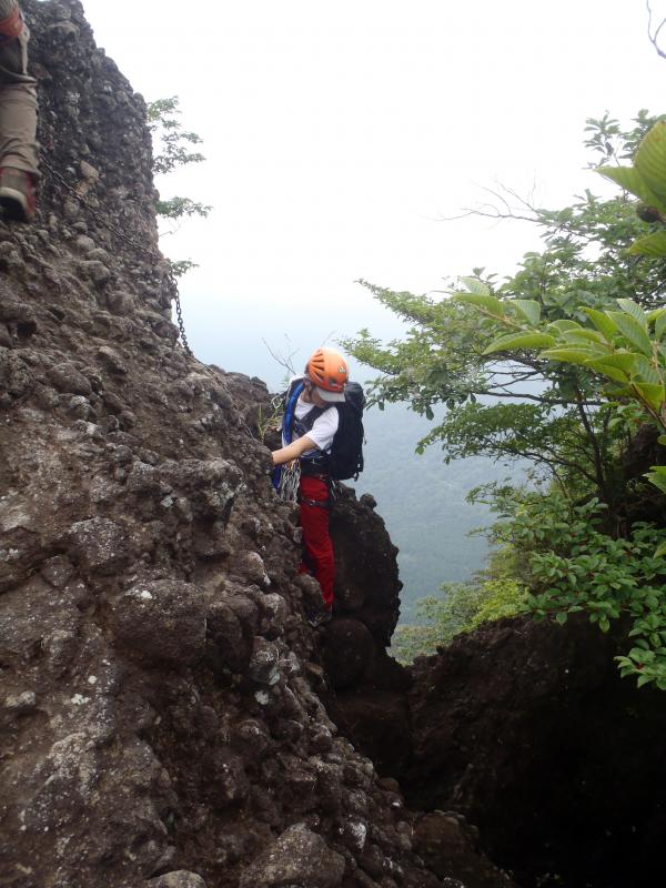 鎖は登るよりも下る方が恐ろしい・・・。登山じゃなくて、もうクライミングです！
