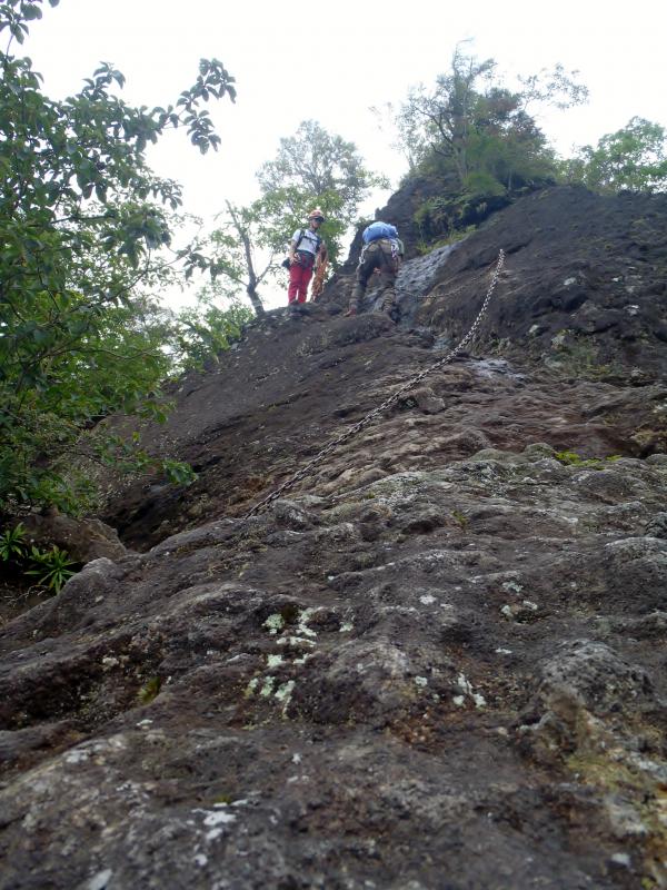 『滑り台状１０ｍ鎖』　ここは乾いていて比較的に簡単に下りれました。