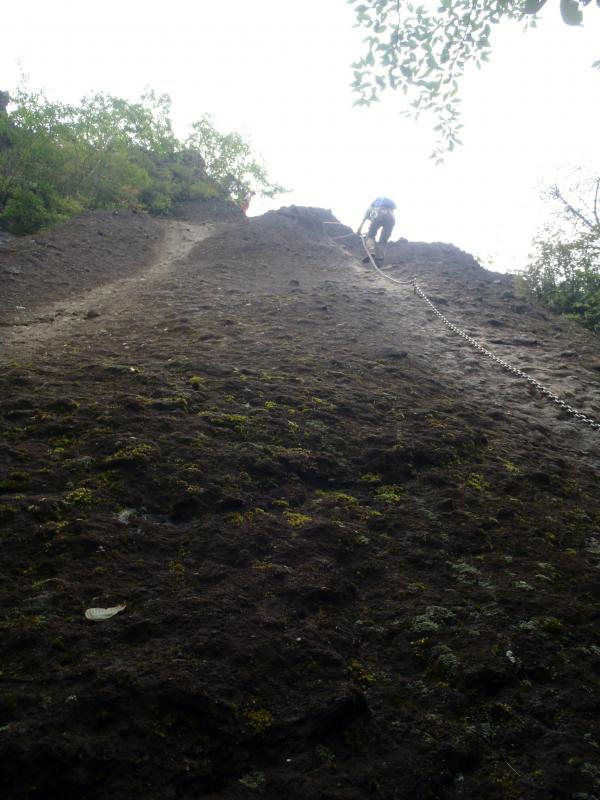 『滑り台状３０ｍ鎖』　　距離が長すぎて危険なのでロープを出してもらいました。ロワーダウンは大好き！