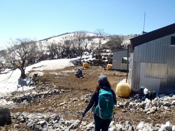 藤原山荘到着。山荘の中は混雑しているので、休憩なしで通過～。