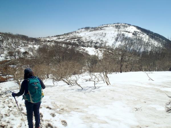 右の山が藤原岳山頂。山荘から20分ぐらい。