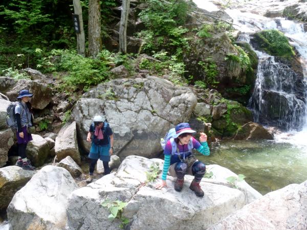 手前の岩に飛びついて抱きつかないと渡れませんでした･･･。