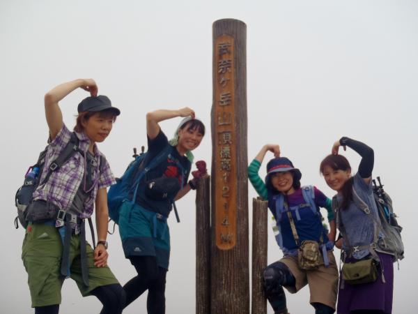 武奈ヶ岳 山頂(1214m)。 寒くなってきました。