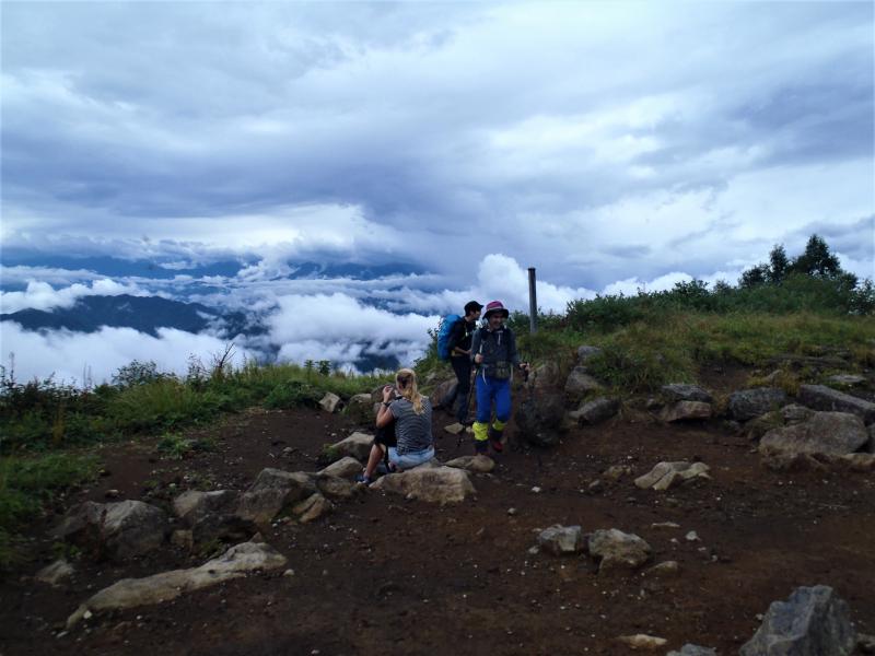 広場があり、山頂かと思えば違いました。