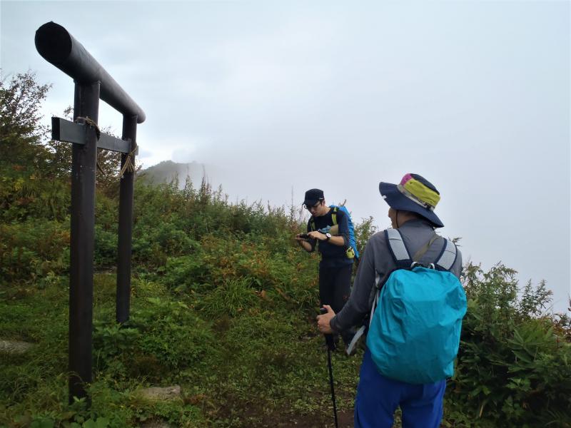 飯縄神社。（東側の少し下がった所にあります）