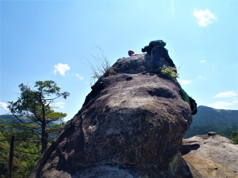 「飛石」のてっぺんにしがみ付く！