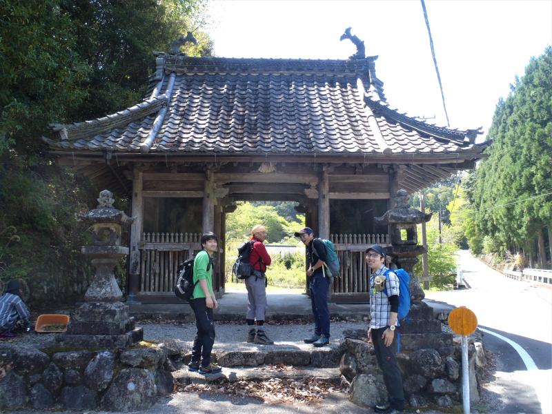飯福田寺の山門。ワクワクです！