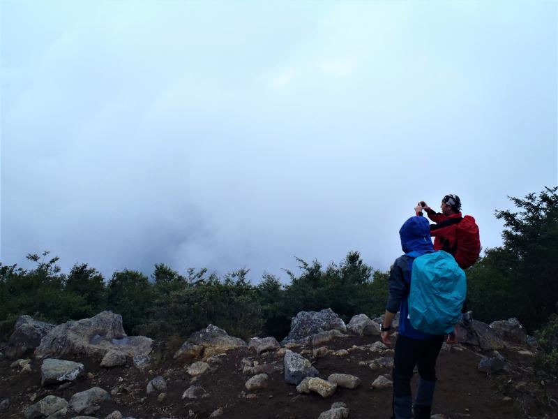 山頂で写真撮影が終わると雨が降り出しました。真っ白！